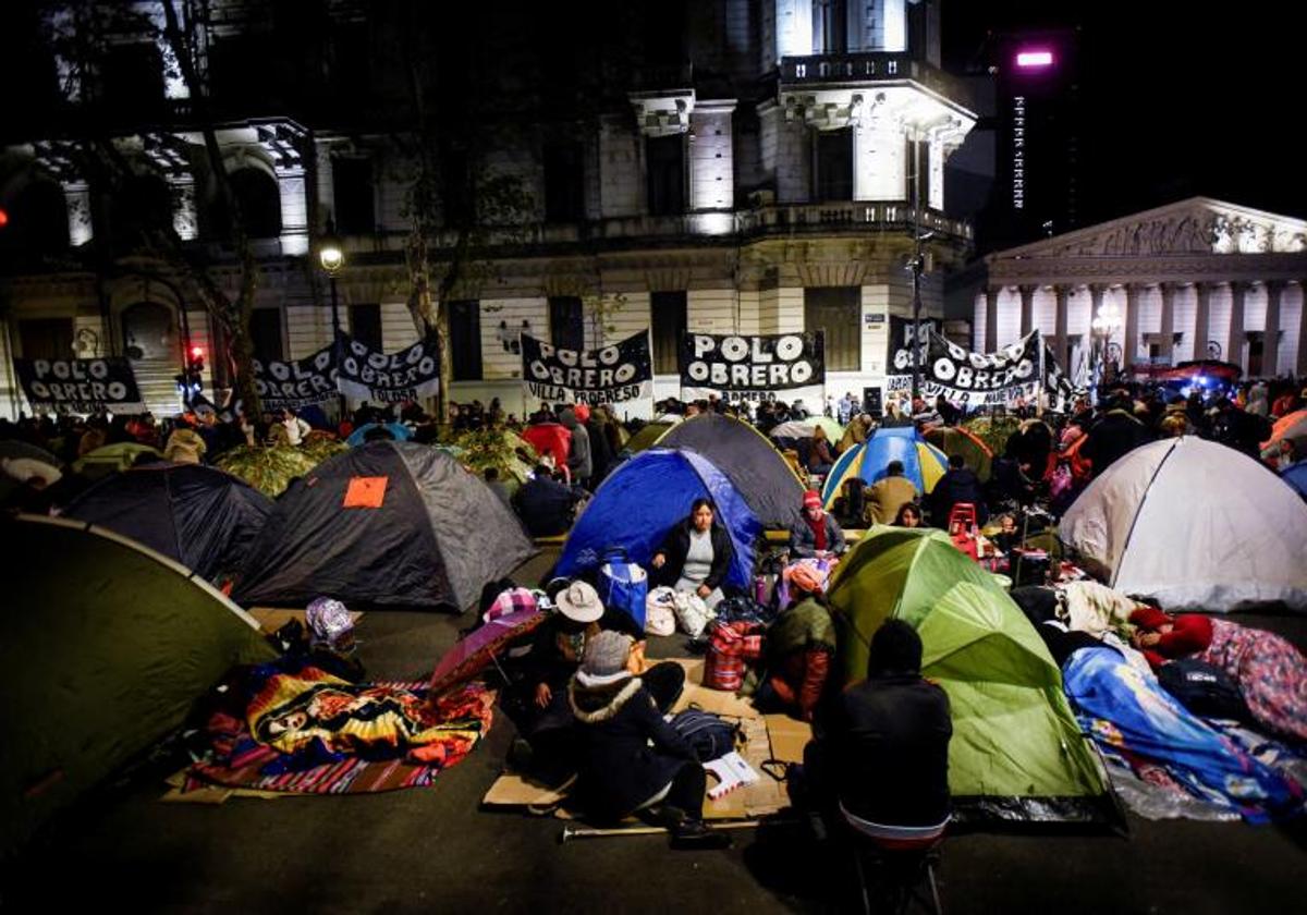 Un grupo de ciudadanos acampa frente al palacio presidencial en petición de subsidios.