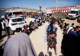 Decenas de migrantes esperan en la isla de Lampedusa a ser trasladados.