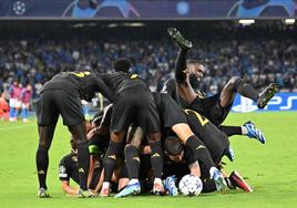 Los jugadores del Real Madrid celebran el gol de la victoria en Nápoles, gracias a un trallazo de Valverde.