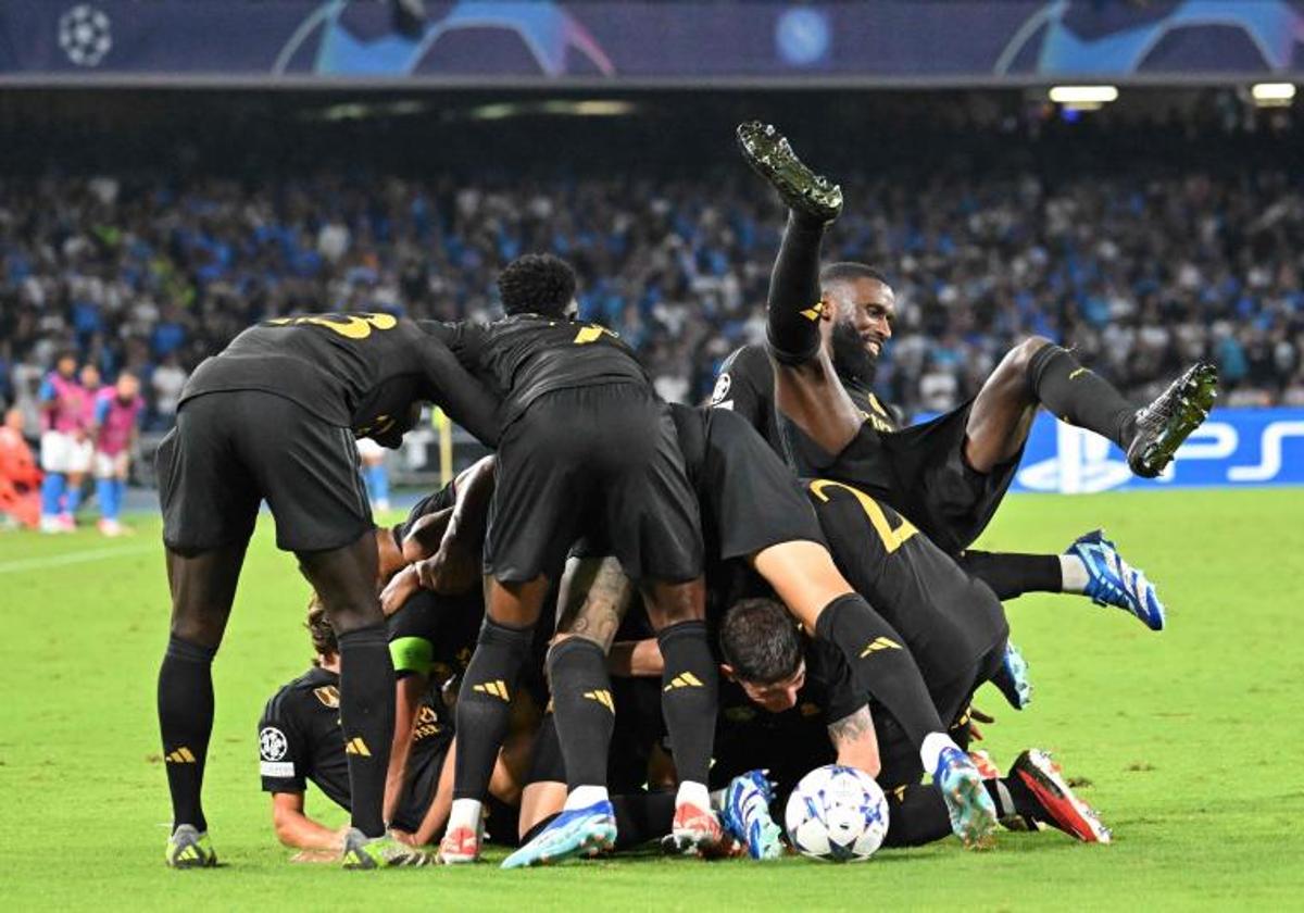 Los jugadores del Real Madrid celebran el gol de la victoria en Nápoles, gracias a un trallazo de Valverde.