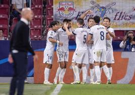 Los jugadores de la Real celebran el gol de Brais Méndez al Salzburgo.