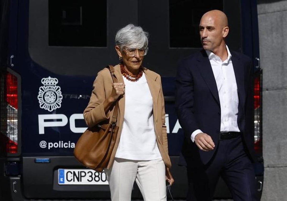 Luis Rubiales, con su abogada Olga Tubau, a su llegada el pasado 15 de septiembre de declarar en la Audiencia Nacional.