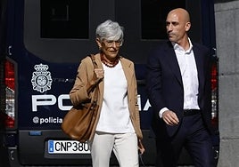 Luis Rubiales, con su abogada Olga Tubau, a su llegada el pasado 15 de septiembre de declarar en la Audiencia Nacional.
