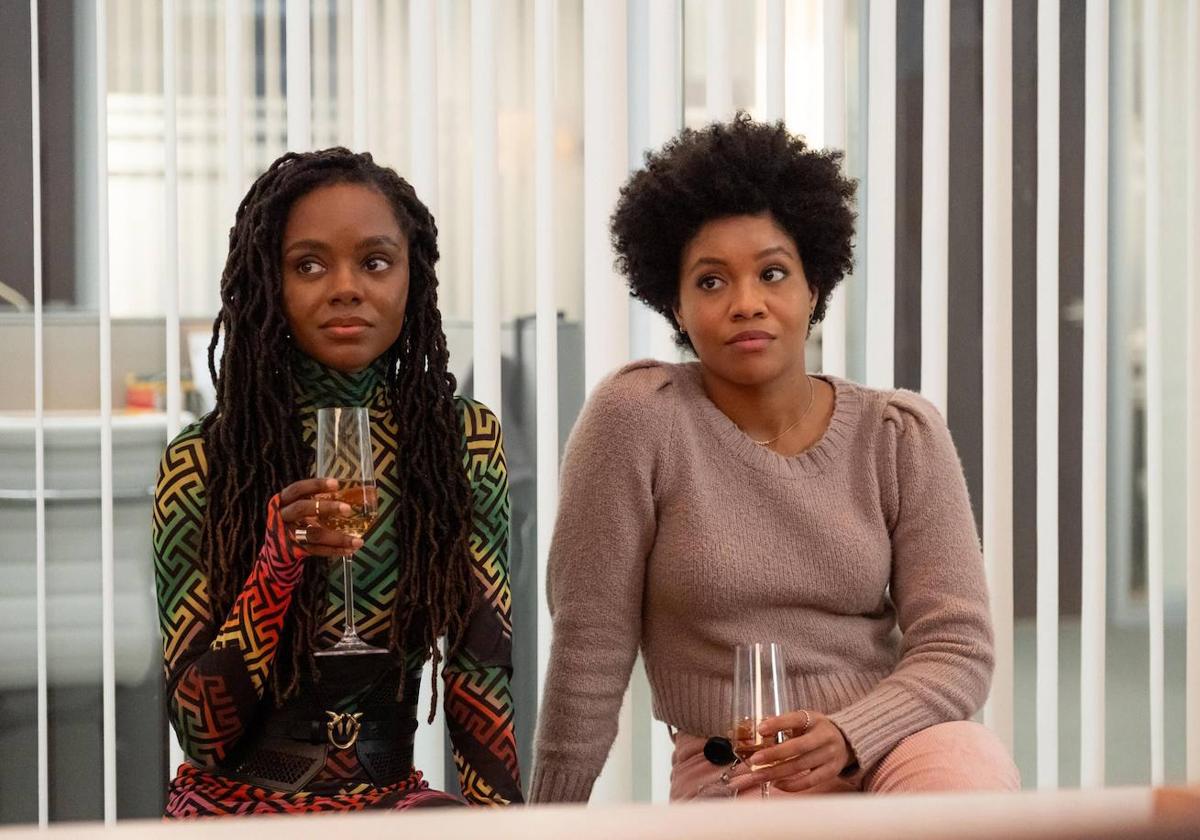 Dos de las protagonistas de 'La otra chica negra'.