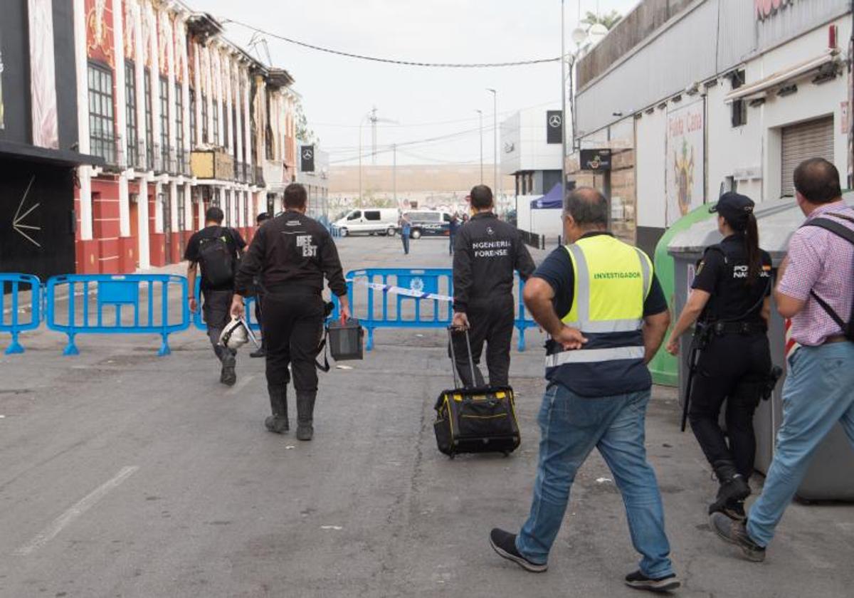 Agentes de la Policía Científica, ayer, a la entrada de Fonda Milagros.