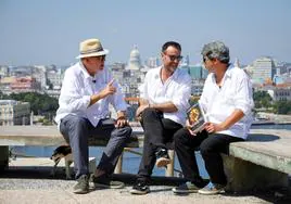 Los Mola en el mirador del Cristo, con el Capitolio de la Habana al fondo.