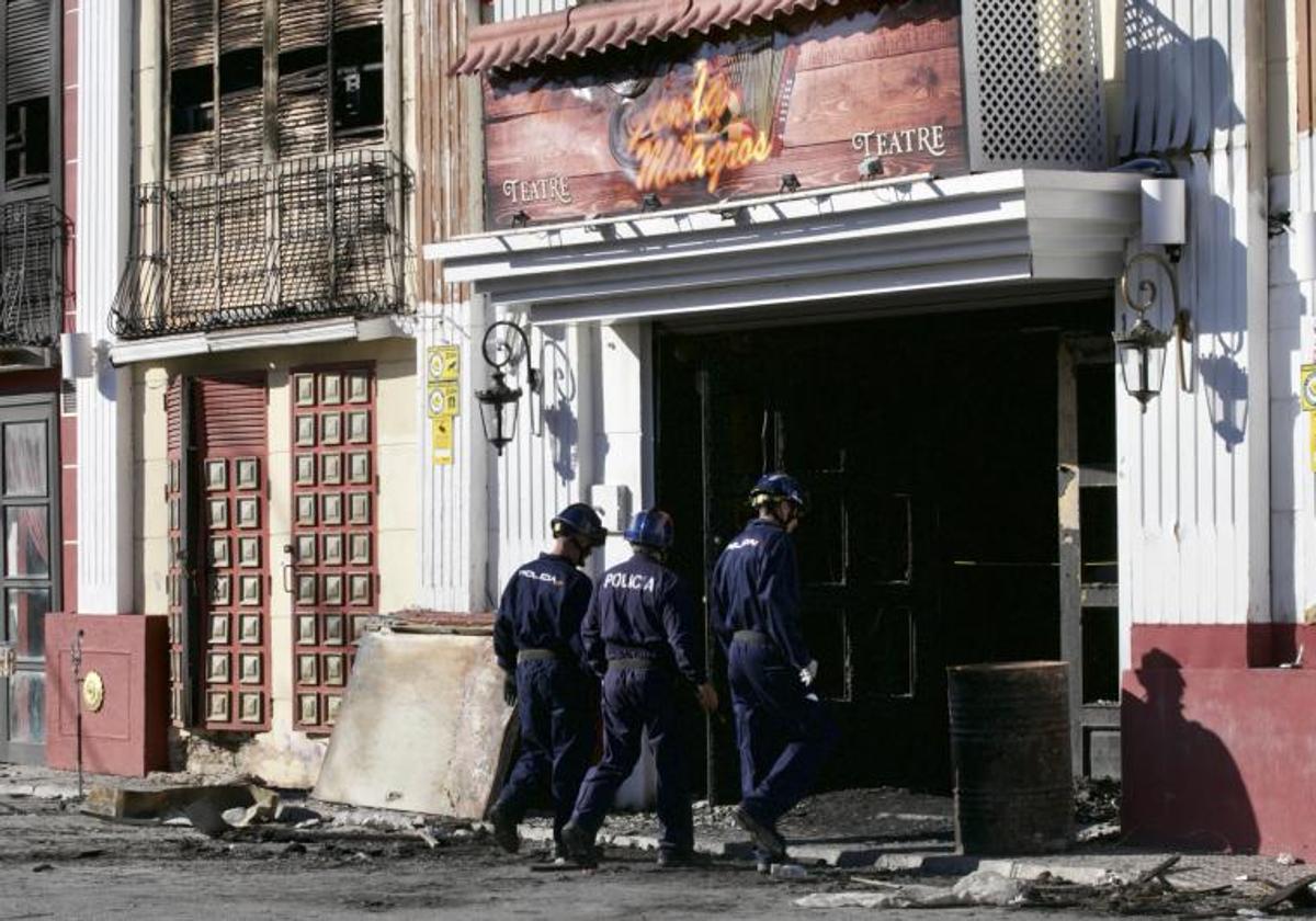 Agentes de la Policía toman muestras en la discoteca incendiada en Murcia