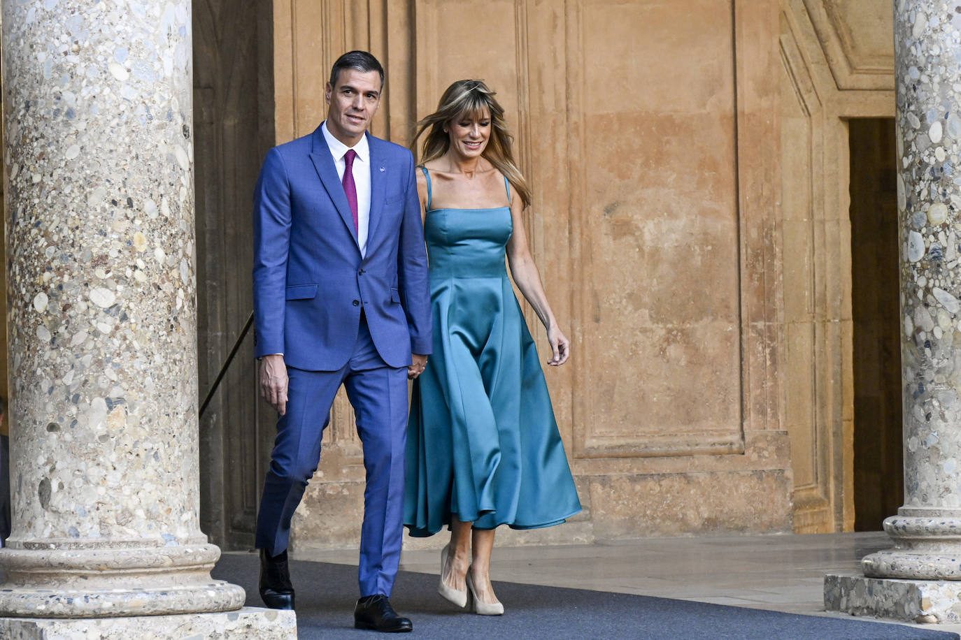 El presidente español en funciones, Pedro Sánchez, y su esposa, Begoña Gómez, fueron los primeros en llegar al Palacio de Carlos V.