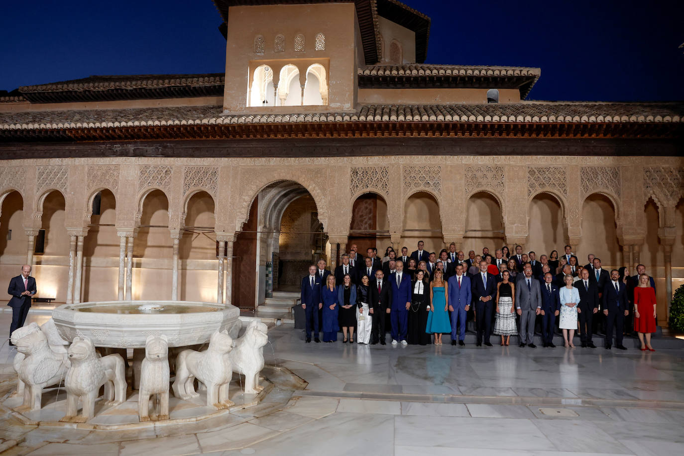 La foto de familia fue tomada en el icónico Patio de los Leones. 