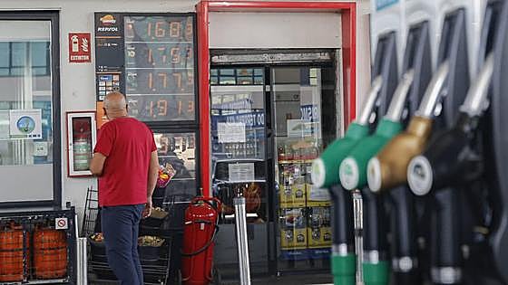 La volatilidad de los combustibles mantiene en vilo al Gobierno sobre la retirada de las ayudas a final de año