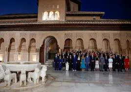 El Patio de los Leones fue el rincón elegido para la foto de familia de los asistentes a la III Cumbre de la Comunidad Política Europea.