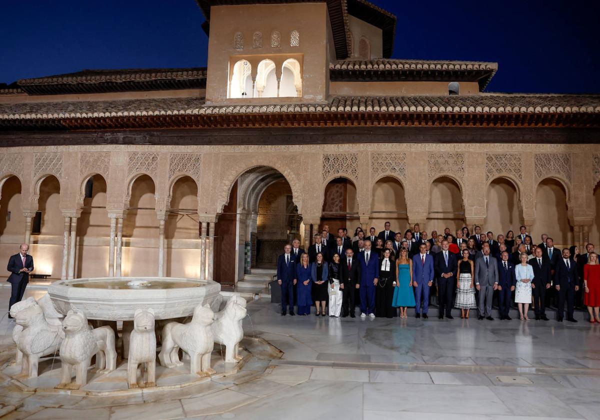 El Patio de los Leones fue el rincón elegido para la foto de familia de los asistentes a la III Cumbre de la Comunidad Política Europea.