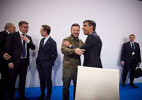 El presidente ucraniano, Volodímir Zelenski, saluda al primer ministro británico, Rishi Sunak, en la cumbre de Granada.