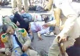 Cuerpos de víctimas tirados en el suelo tras el ataque contra la academia militar en la provincia siria de Homs.