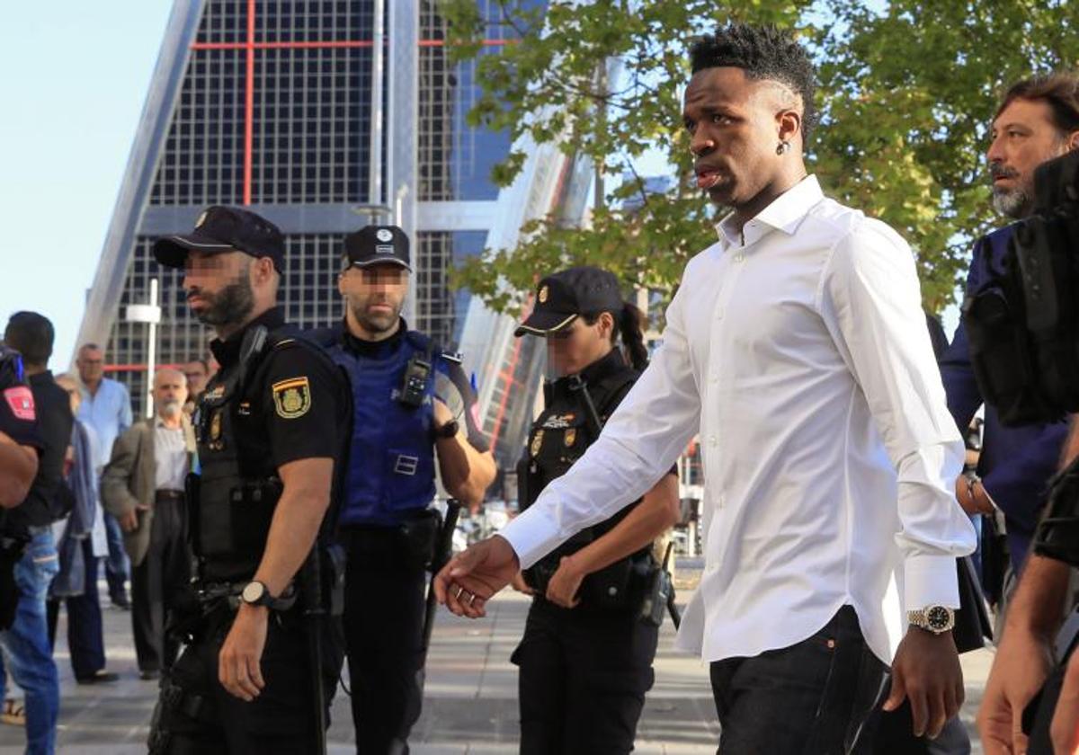 El delantero brasileño del Real Madrid Vinicius Jr a su llegada a los juzgados de Plaza de Castilla en Madrid