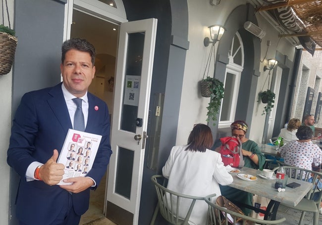 Fabian Picardo sostiene su progama electoal en una de las pastelerías de Main Street, muy cerca de su despacho en la sede del Gobierno de Gibraltar.