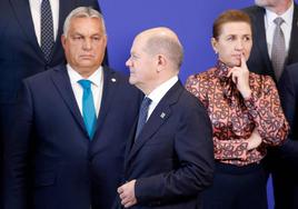 El canciller alemán, Olaf Scholz, pasa por delante de los primeros ministros de Hungría, Viktor Orbán, y Dinamarca, Mette Frederiksen, en Granada.