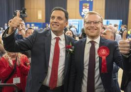 Anas Sarwar junto a Michael Shanks, del partido laborista.