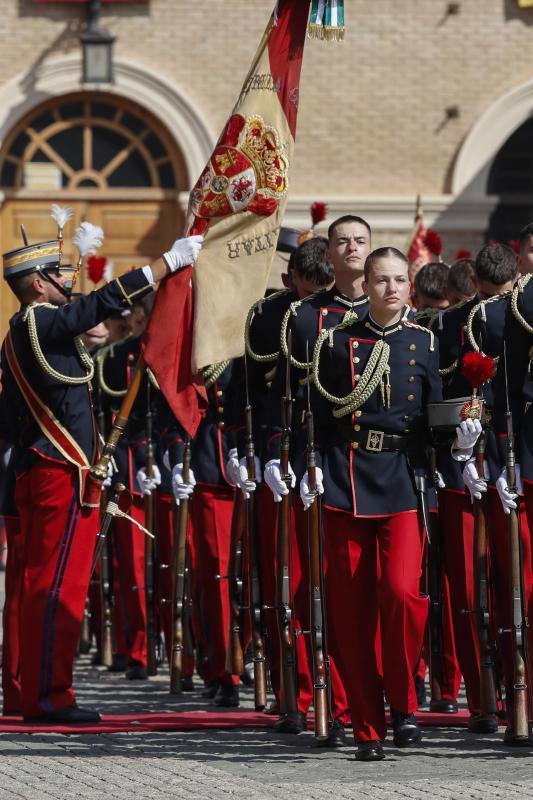 La princesa leonor desfila junto al resto de sus compañeros tras jurar la bandera