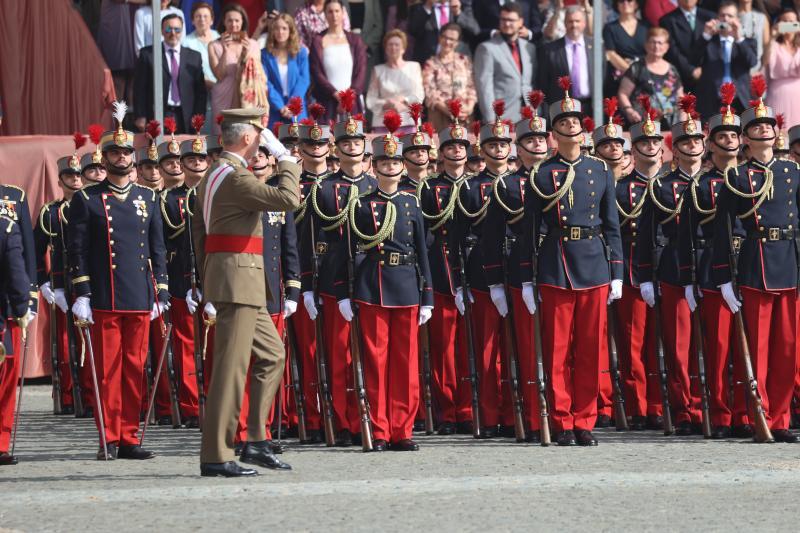 El Rey ha pasado revista a la princesa Leonor y el resto de compañeros de la promoción. 