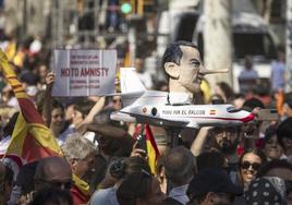 Una maqueta con un Falcon y un 'pinocho' Sánchez en la manifestación de este domingo