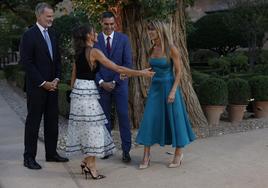 Los Reyes de España, Felipe y Letizia, saludan al presidente del Gobierno en funciones, Pedro Sánchez, y su esposa Begoña Gómez, en la Alhambra.