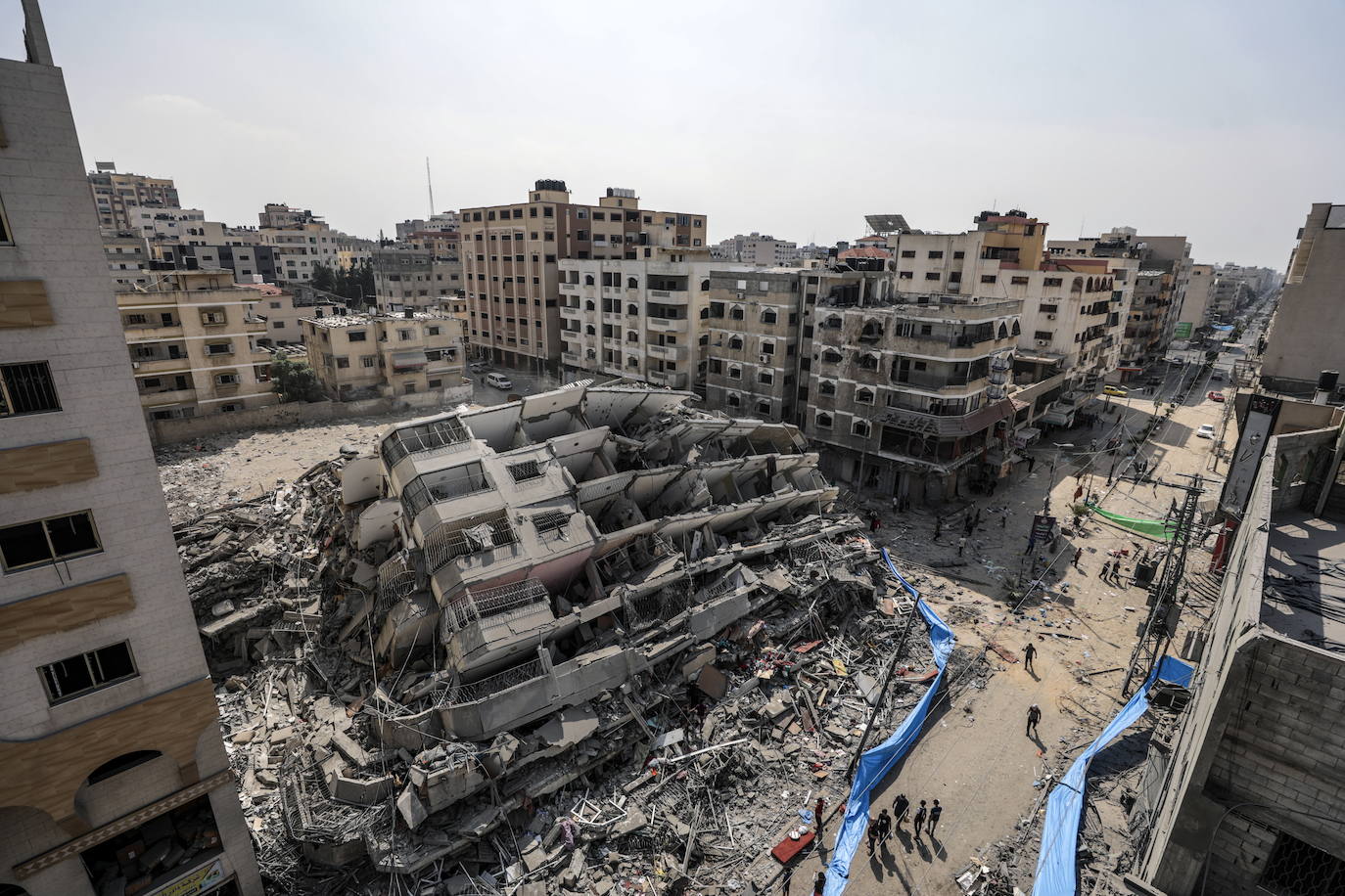 Restos de la torre Al-Aklouk, destruida por los bombardeos israelíes. sobre Gaza