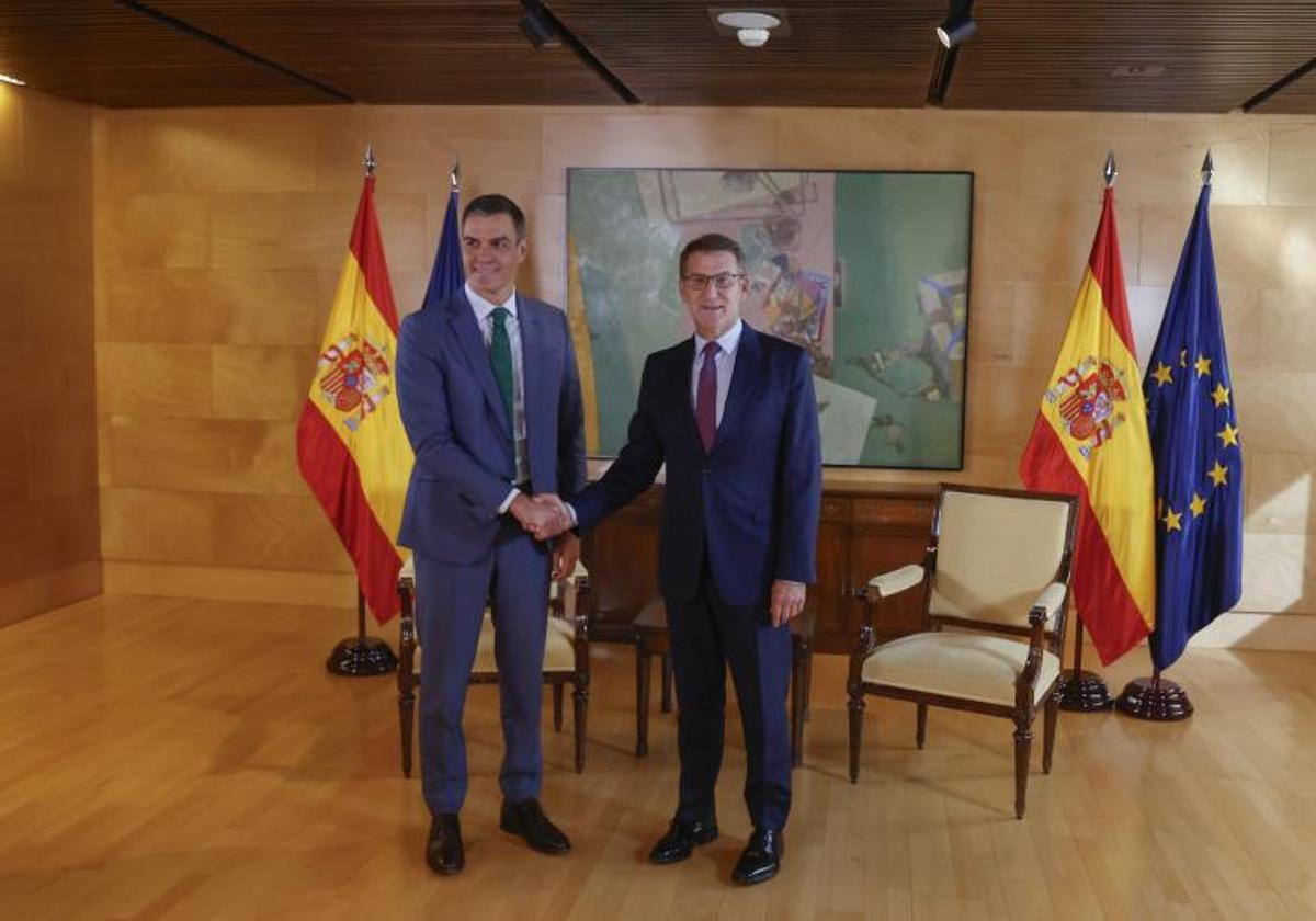 Pedro Sánchez mantiene una reunión con Alberto Núñez Feijóo