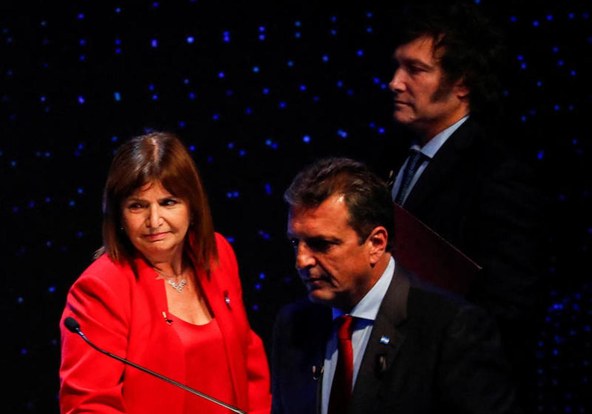 Los candidatos presidenciales argentinos Sergio Massa, Patricia Bullrich y Javier Milei asisten al debate presidencial de cara a las elecciones generales del 22 de octubre