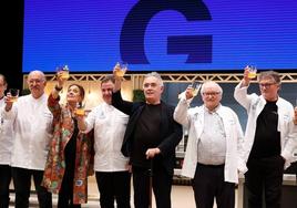 Pedro Subijana, Roser Torras, Martín Berasategui, Ferran Adrià, Juan Mari Arzak y Andoni Luis Aduriz brindan por la apertura de San Sebastian Gastronomika.