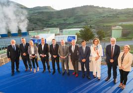 El consejero delegado de Repsol, Josu Jon Imaz, junto al lehendakari, en el electrolizador en la planta de Petronor.