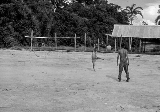 Dos niños yanomami juegan fútbol en un chabono, dentro de la reserva de biosfera del Orinoco.