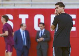 Diego Alonso, durante su primer entrenamiento como técnico del Sevilla.