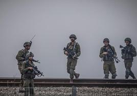 Soldados israelíes patrullan una zona mientras se realiza la búsqueda de sospechosos.