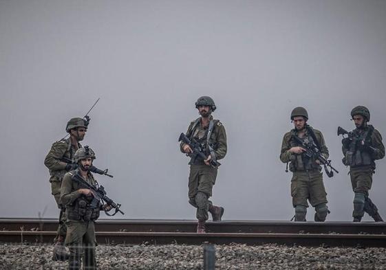 Soldados israelíes patrullan una zona mientras se realiza la búsqueda de sospechosos.