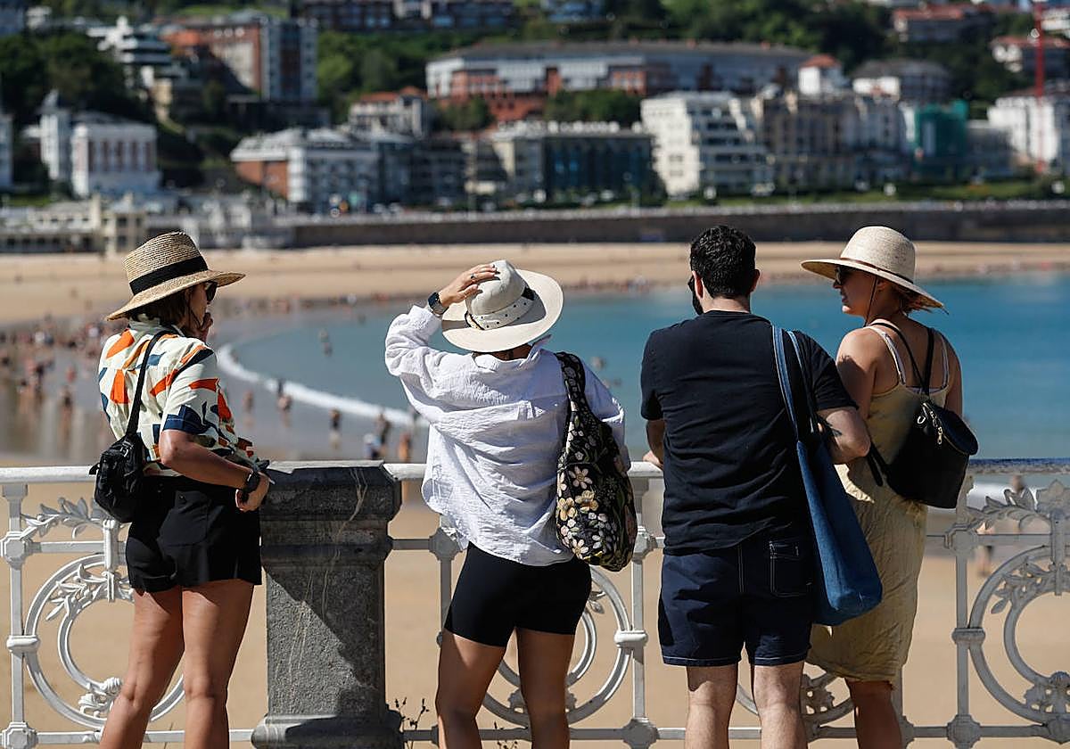 Turistas en la playa de La Concha de San Sebastián.