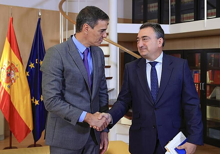 Pedro Sánchez recibe al portavoz del PNV, Aitor Esteban