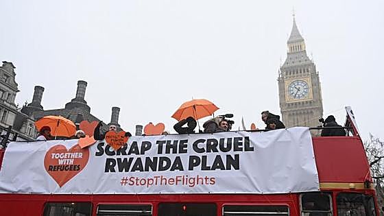Las normas comunitarias se interponen en el programa británico para deportar refugiados a Ruanda