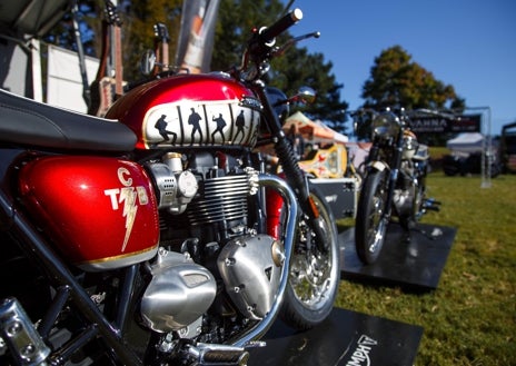 Imagen secundaria 1 - Las Bonneville personalizadas con detalles y firma de Elvis Presley