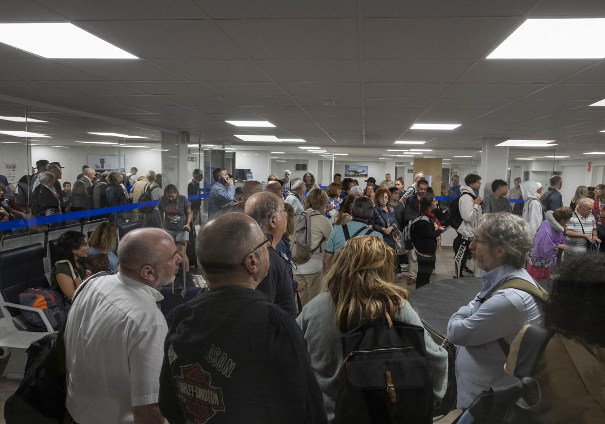 Imagen principal - Imagen de los españoles llegados en el primer avión desde Israel.