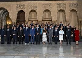 Los Reyes de España, Felipe y Letizia, reciben a los mandatarios europeos en su visita al Patio de los Leones de la Alhambra dentro de la III Cumbre de la Comunidad Política Europea.