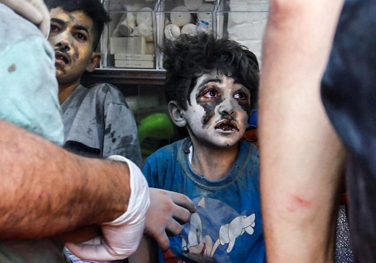 Un niño de Gaza es atendido en una ambulancia tras un bombardeo israelí sobre Khan Younis.