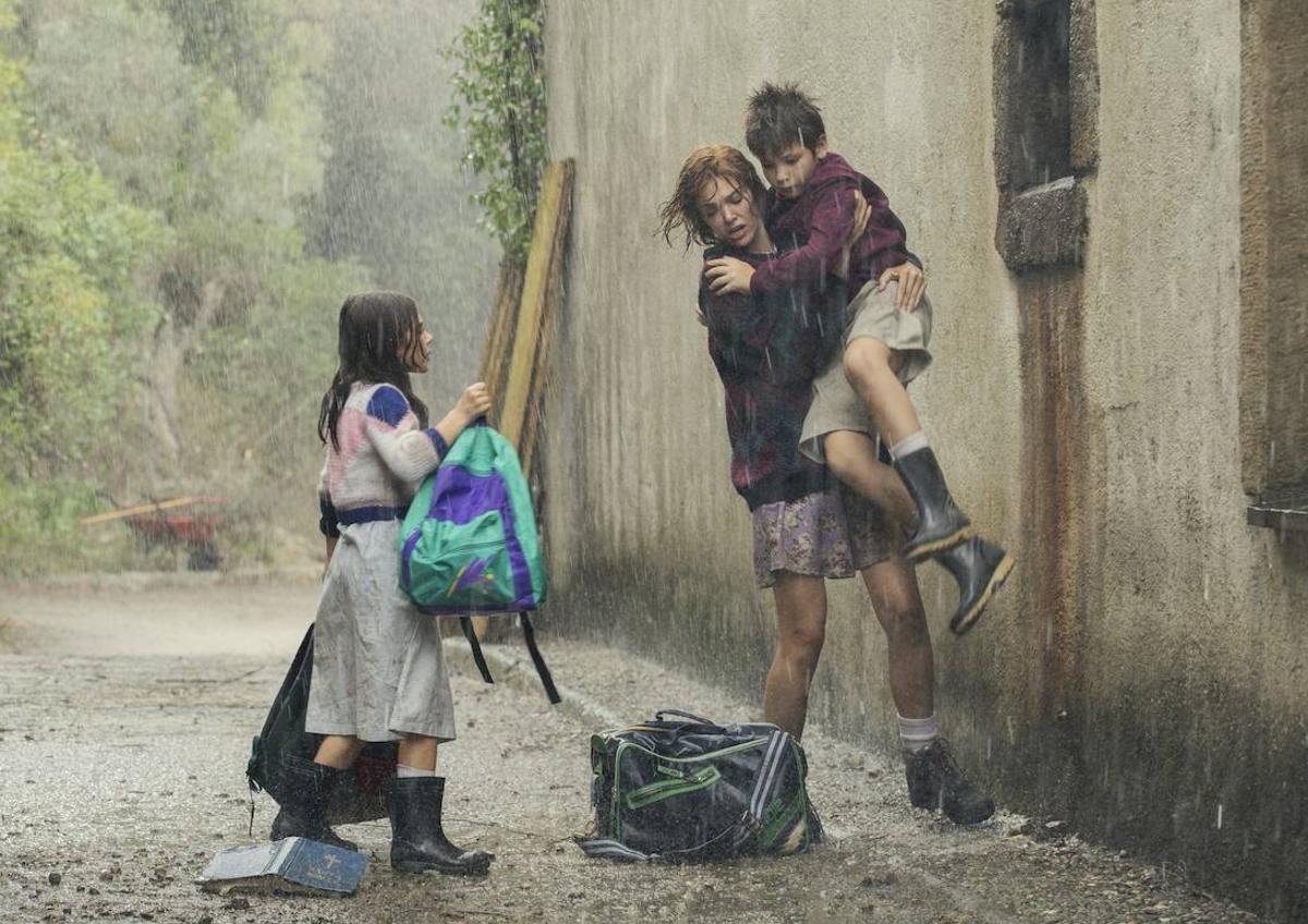 Imagen secundaria 1 - Las hijas de Montserrat convertidas en Stella Maris. Antes, junto sus hijos mayores huyendo en 'La Mesías'. El niño que sueña con ser Veneno.