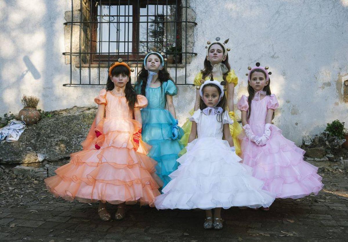 Imagen principal - Las hijas de Montserrat convertidas en Stella Maris. Antes, junto sus hijos mayores huyendo en 'La Mesías'. El niño que sueña con ser Veneno.