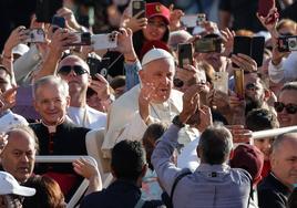 El Papa saluda a su llegada a la plaza de San Pedro del Vaticano para ofrecer su audiencia general.