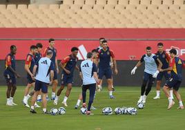 Los futbolistas de la selección española, durante el entrenamiento en el Estadio de La Cartuja, del que Nico Williams se retiró con molestias en la espalda.