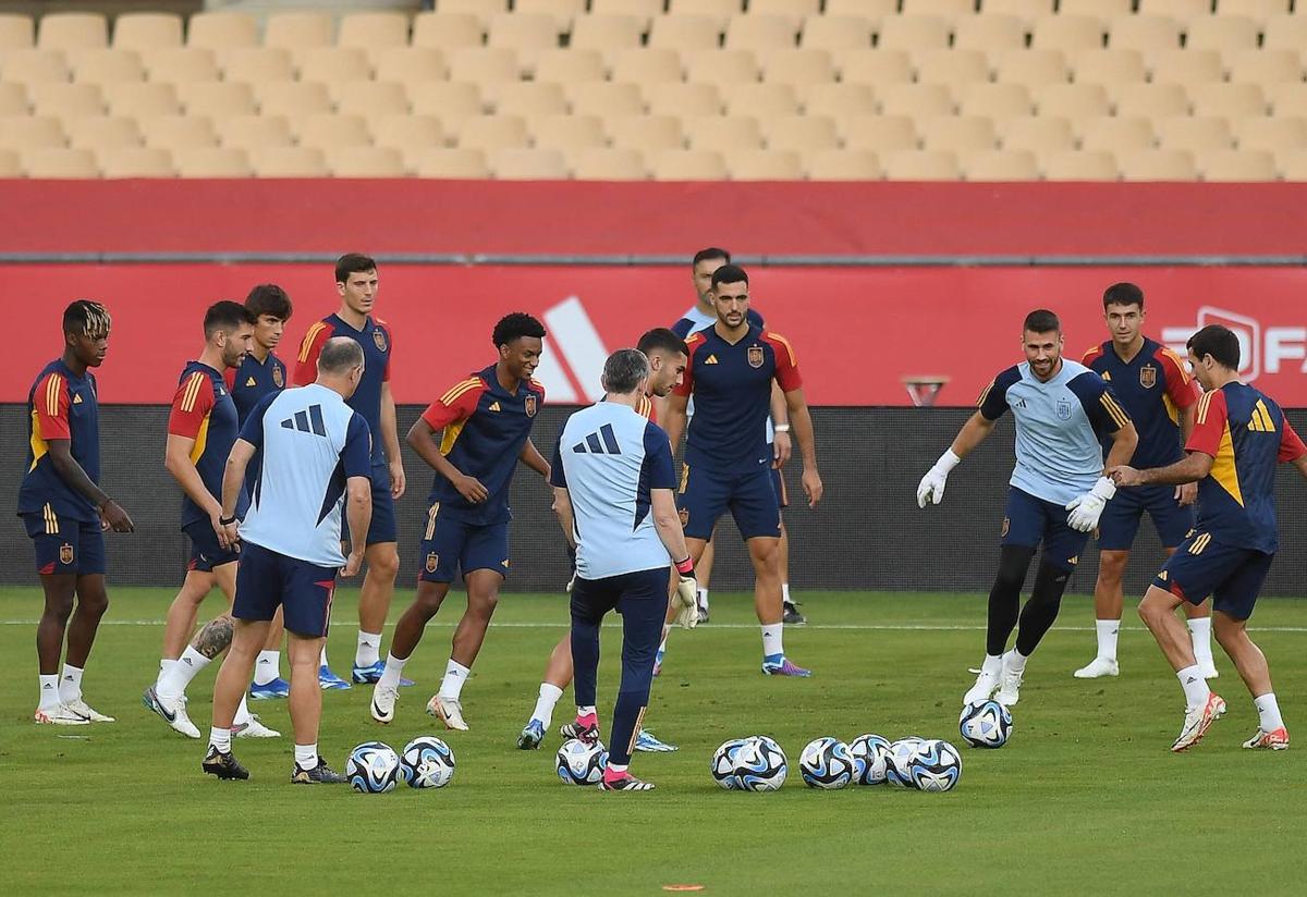 Los futbolistas de la selección española, durante el entrenamiento en el Estadio de La Cartuja, del que Nico Williams se retiró con molestias en la espalda.