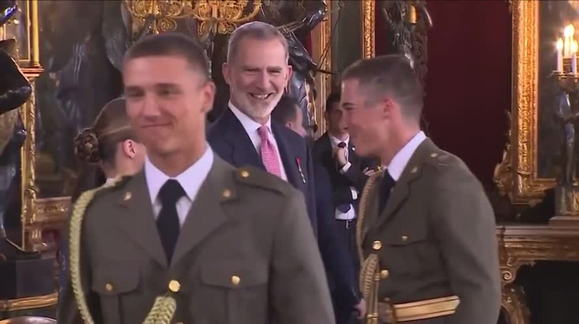 La princesa Leonor recibe a algunos de sus compañeros de la Academia en el Palacio Real