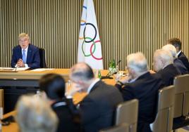 El alemán Thomas Bach preside una reunión del Comité Olímpico Internacional en Lausana.