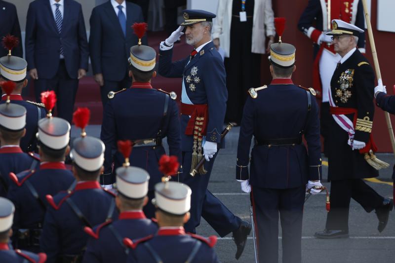 El rey Felipe VI, a su llegada este jueves para presidir el desfile del Día de la Fiesta Nacional en Madrid,